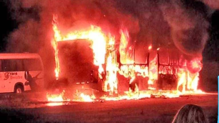 Bandidos incendeiam ônibus e ambulância em Manaus após prisão de traficante